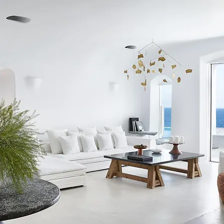 Mykonos Blu, A To Live Station touristique