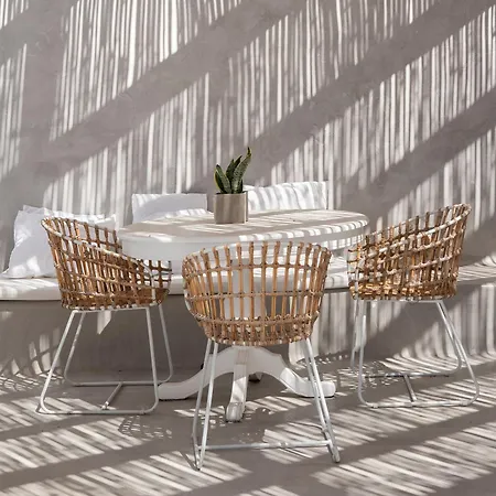 Mykonos Blu, A To Live Psarrou