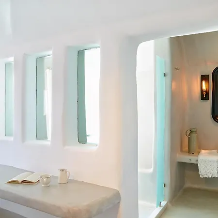 Mykonos Blu, A To Live Ψαρού