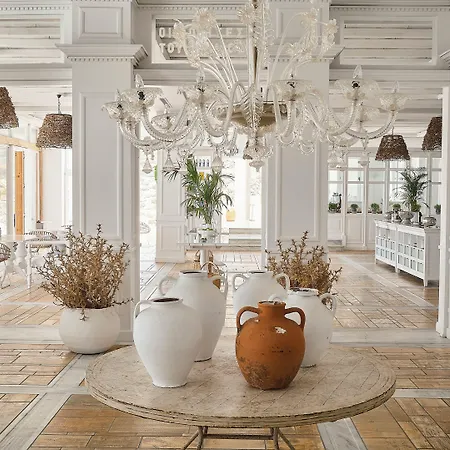 Mykonos Blu, A To Live Station touristique